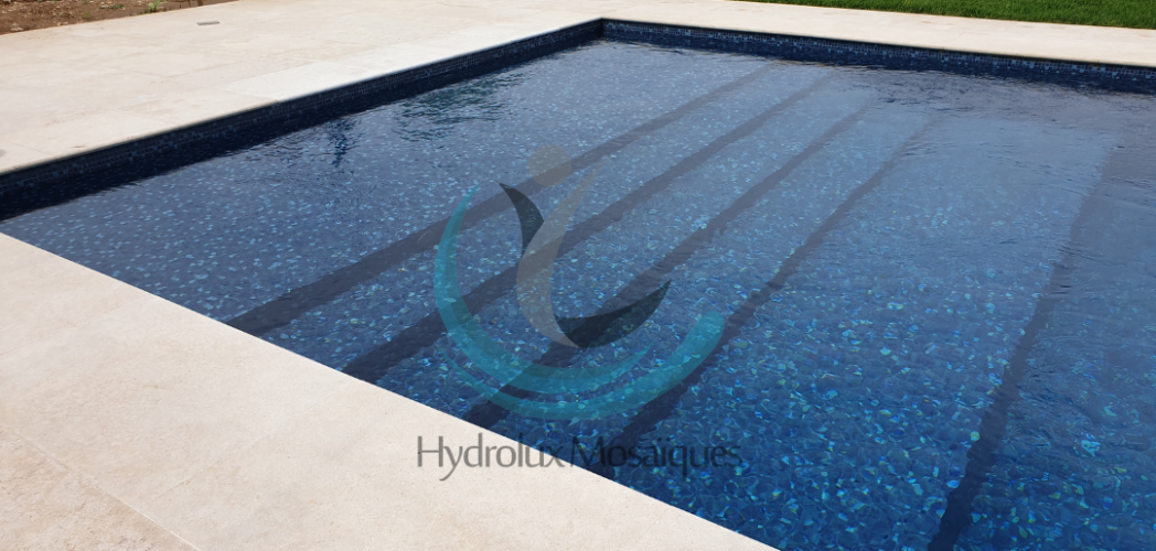 Carrelage piscine pour une eau bleu foncé