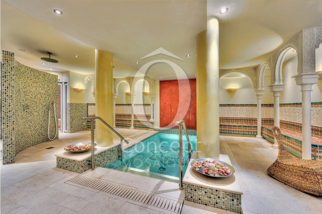 Piscine au sein d'un hamman complet en mosaique, avec un mur entier en mosaique Piscine au sein d'un hamman complet en mosaique, avec un mur entier en mosaique