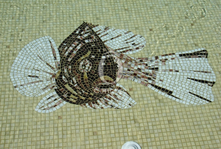 Décor en mosaique d’un poisson taillé