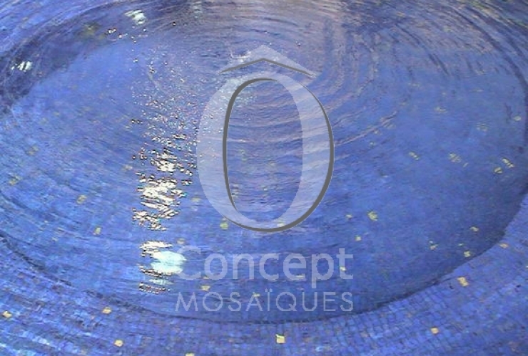 Un spa rond intégré dans la piscine en bleu indigo